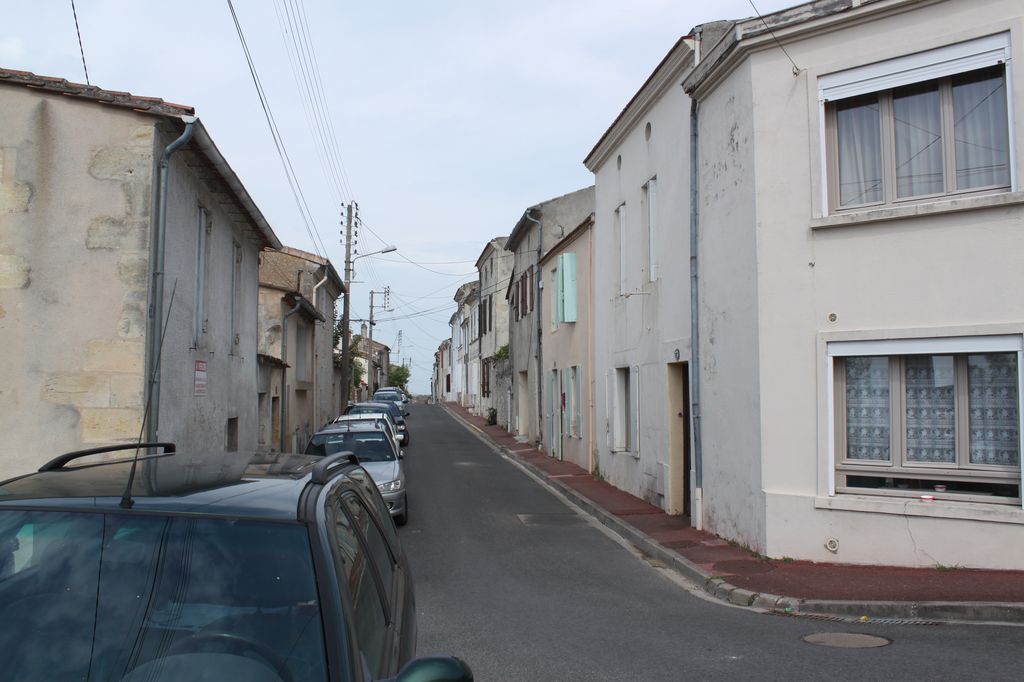 Vue de la rue Ernest-Régnier depuis l'extrémité sud-est.