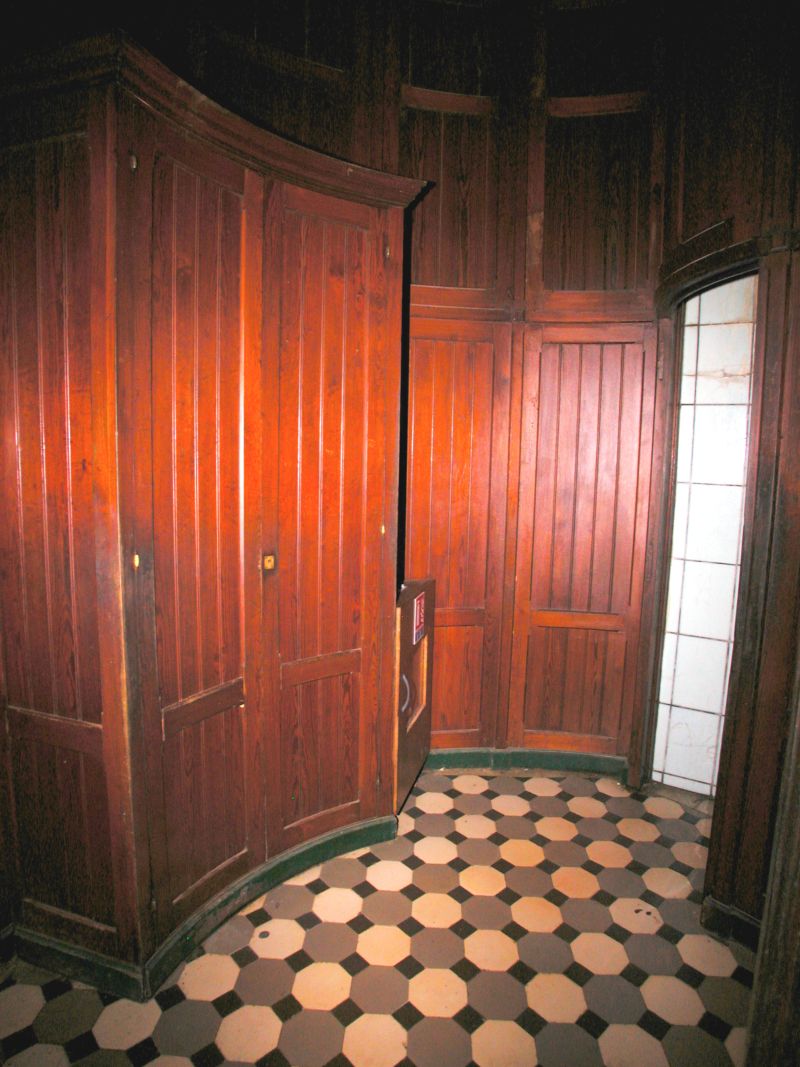 La chambre de veille, au sommet de l'escalier, aux parois lambrissées.