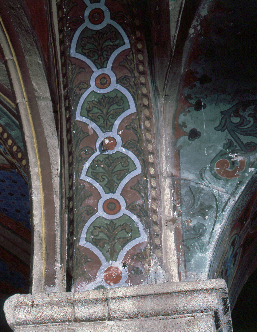 Détail, troisième travée de la nef (13e siècle) : retombée de la voûte d'ogives sur un pilier quadrangulaire massif à imposte moulurée