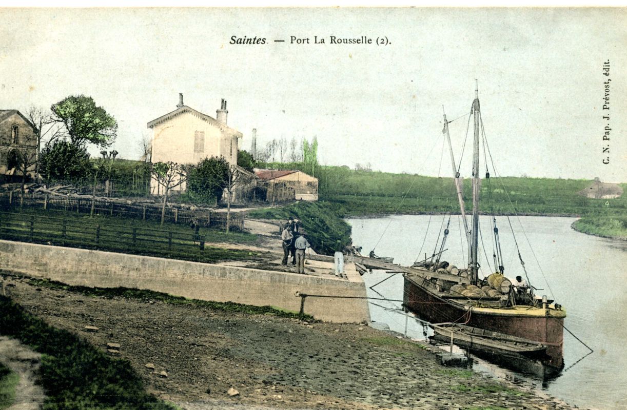 Chargement d'une gabare d'eaux-de-vie de cognac au port dans les années 1900.