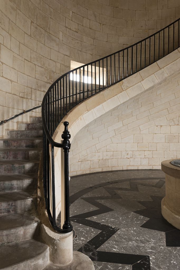 Salle des Girondins : escalier.