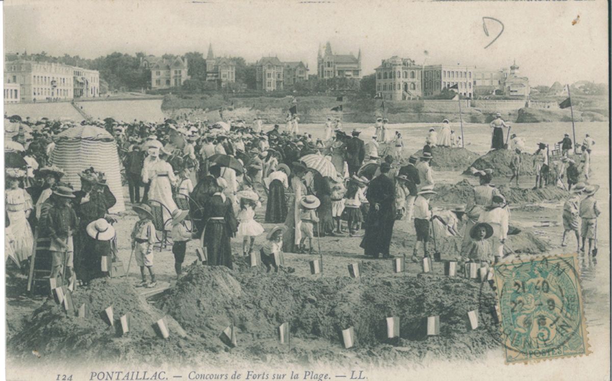 Concours de châteaux de sable sur la plage de Pontaillac vers 1900.