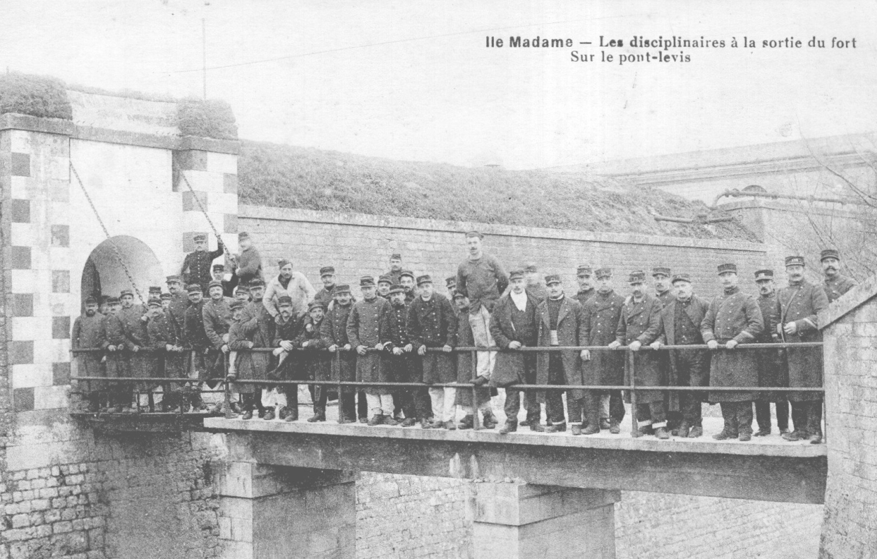 Le pont d'entrée du fort avec les disciplinaires, vers 1920. 