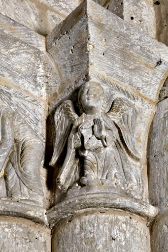 Nef, côté nord, troisième pile, face ouest : détail de l'ange tenant un philactère à droite de la Mise au tombeau. 
