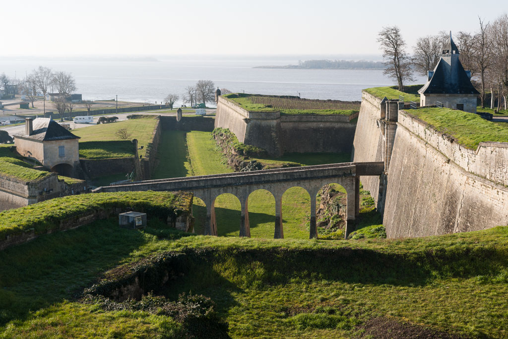 Vue de la demi-lune de la porte dauphine et du bastion du port depuis le bastion Saint-Romain au nord.