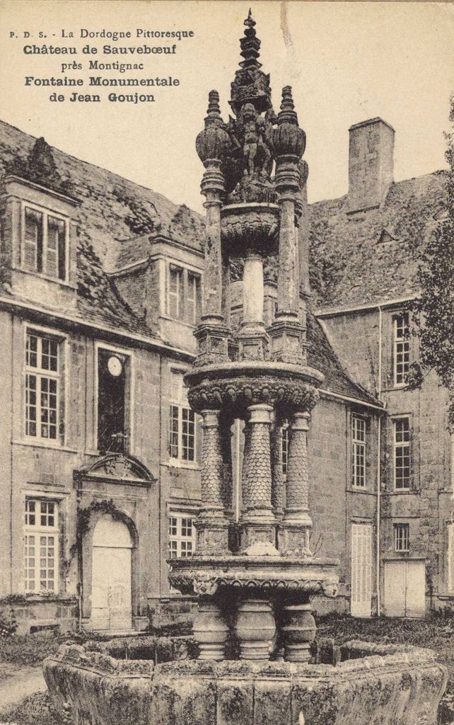 Carte postale représentant la fontaine monumentale dans la cour du château après les travaux d'E. Oberkampff de Dabrun, s.d. (vers 1900).