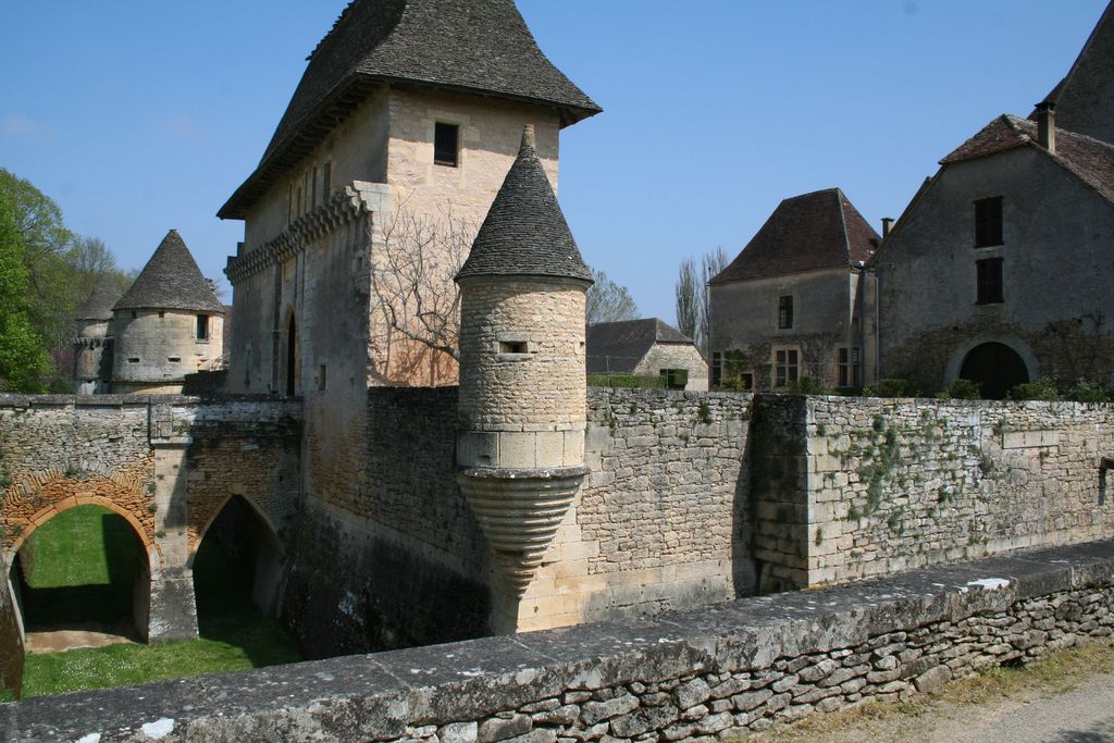 Vue d'ensemble de la plate-forme du château et du châtelet d'entrée au sud.