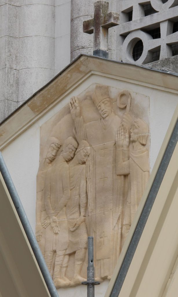 Façade occidentale : détail du bas-relief représentant l'évêque Saint-Vivien bénissant des fidèles.