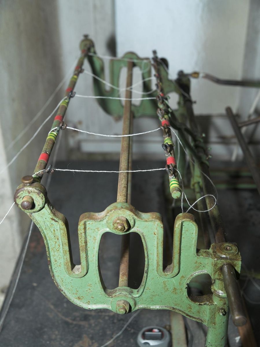 Détail de la machine permettant de mettre en écheveaux les bobines de laine ou de soie.