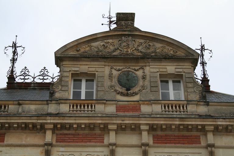 Château : détail du fronton sculpté de la façade principale.
