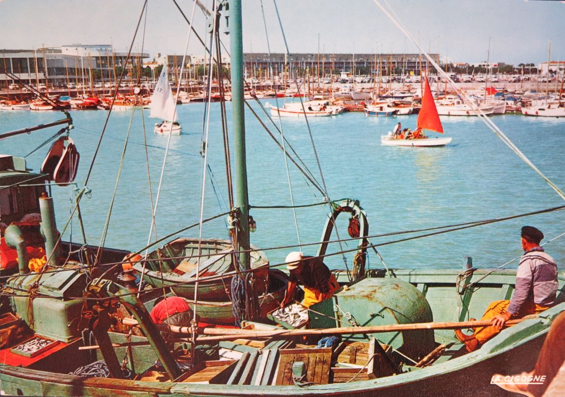 Bateau de pêche dans le port vers 1975.