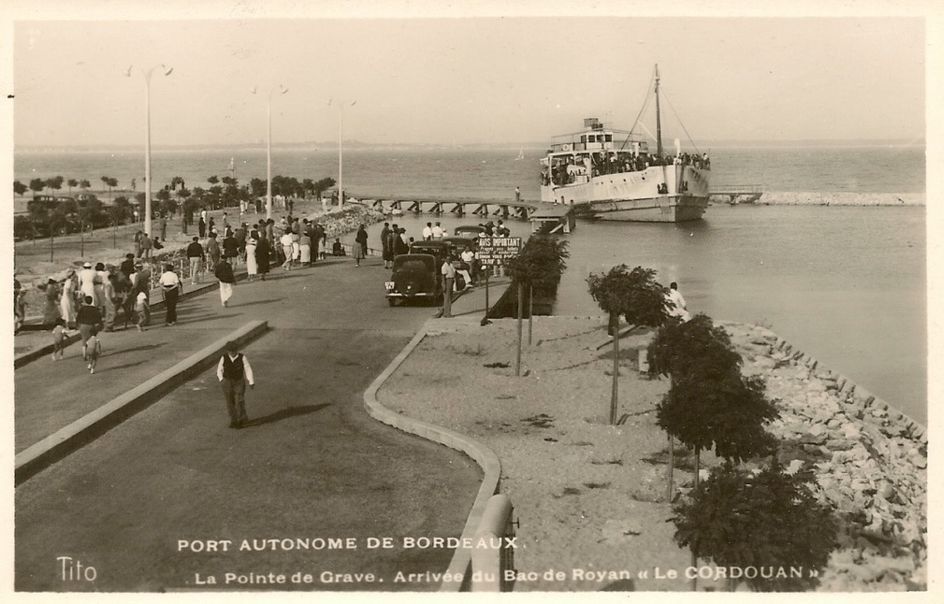 Carte postale (collection particulière) : Port-Bloc dans les années 1930, la cale du bac.