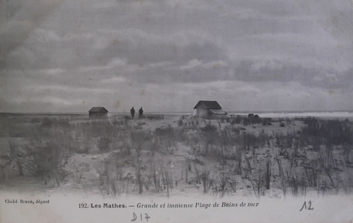 Plage autour de Bonne Anse, avec des cabanes de refuge pour les naufragés, vers 1900-1910.