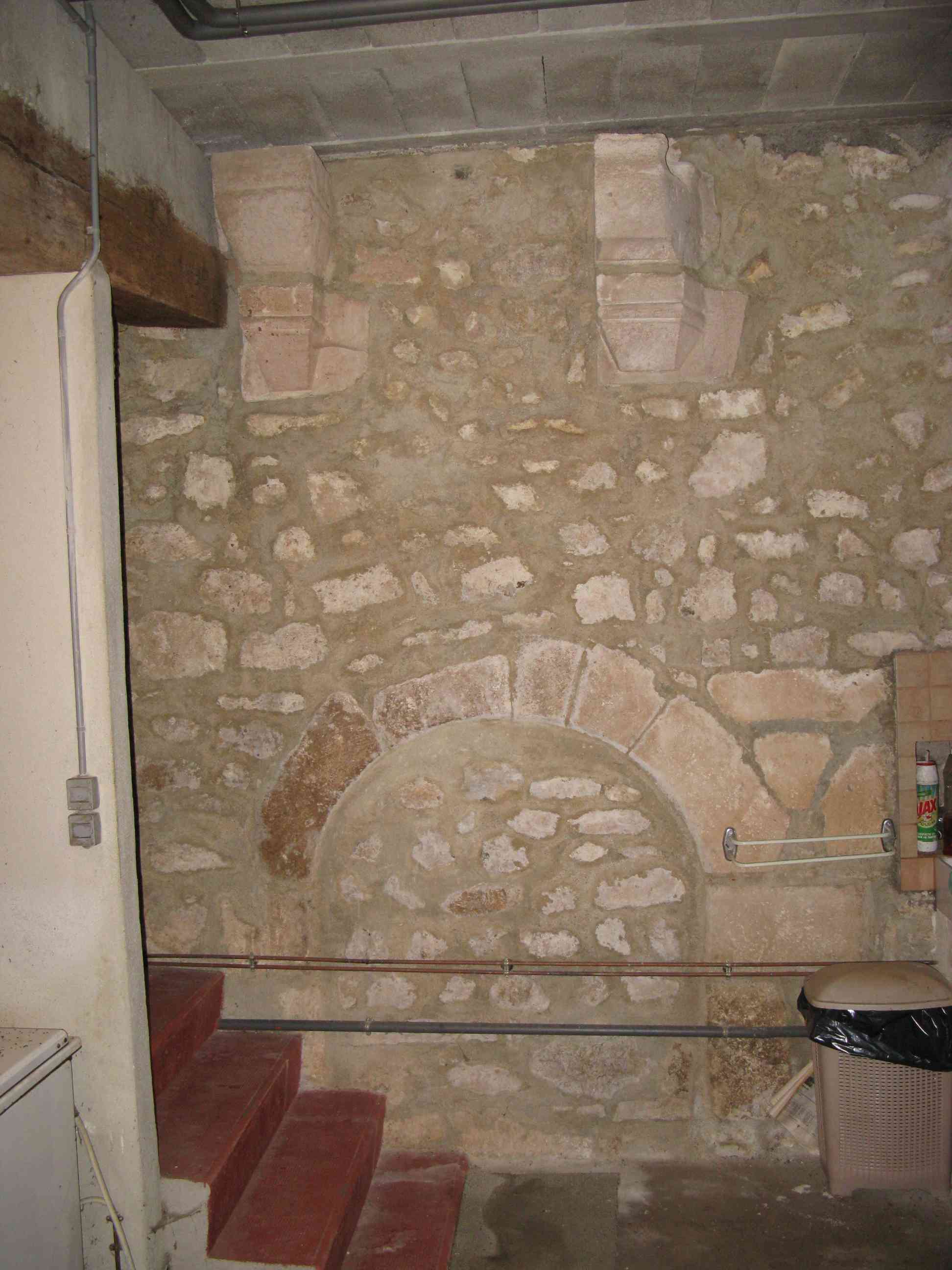 Logement du prieur, vue intérieure, rez-de-chaussée, élévation nord, porte murée surmontée des vestiges d'une bretèche.