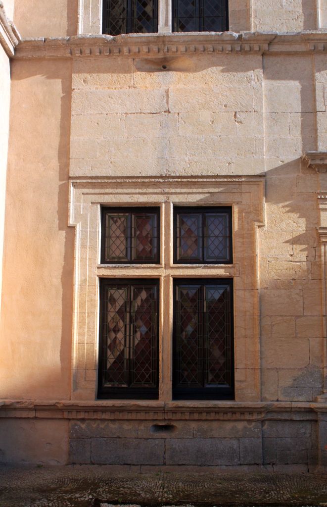Grand corps de logis, aile sud, élévation sur cour (nord) : détail de la travée à gauche de la porte d'entrée, fenêtre du rez-de-chaussée éclairant le couloir.