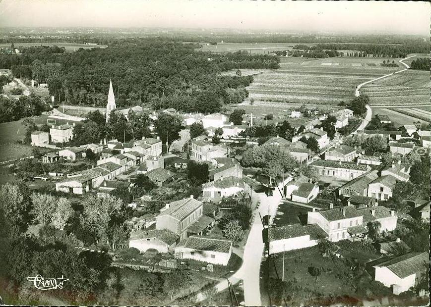 Vue aérienne du bourg, décor des toitures, vers 1950.