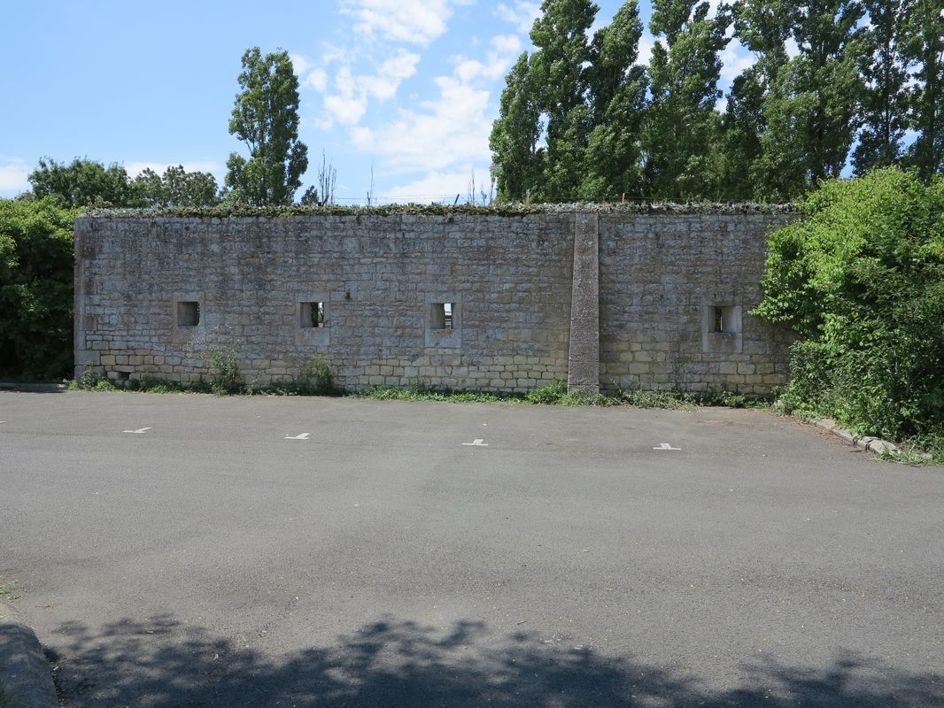 Une partie du mur bâti en 1890 au sud du bassin des torpilleurs.