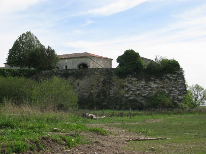 L'éperon défensif nord-ouest du château vu depuis le port.