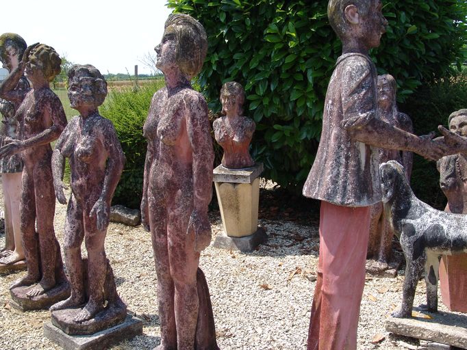 Quelques statues situées à l'arrière du jardin.