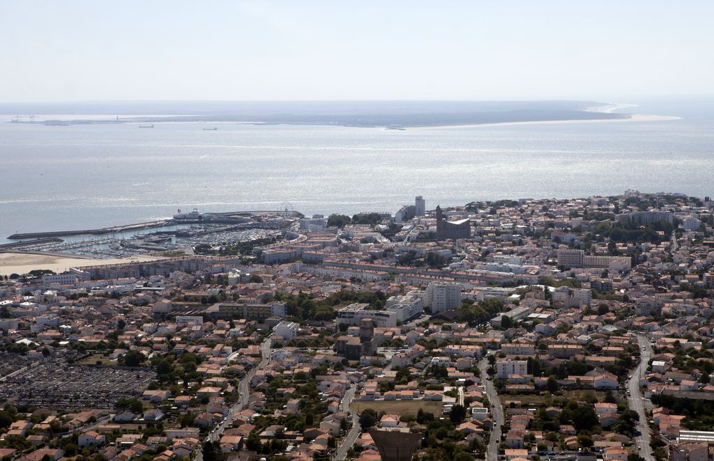 Vue aérienne de Royan depuis le nord, avec le port, Foncillon et, au loin, la pointe du Verdon.