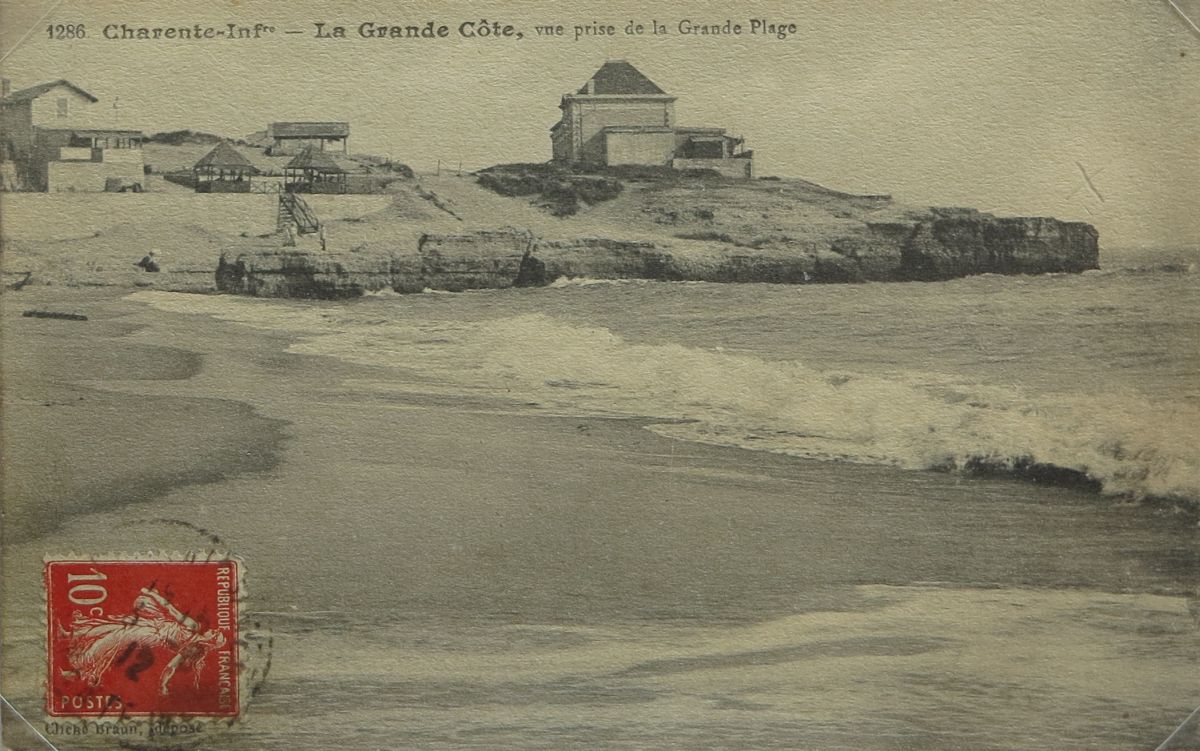La pointe de la Grande Côte, le casino et les cafés-restaurants vus depuis la plage vers 1900-1910.
