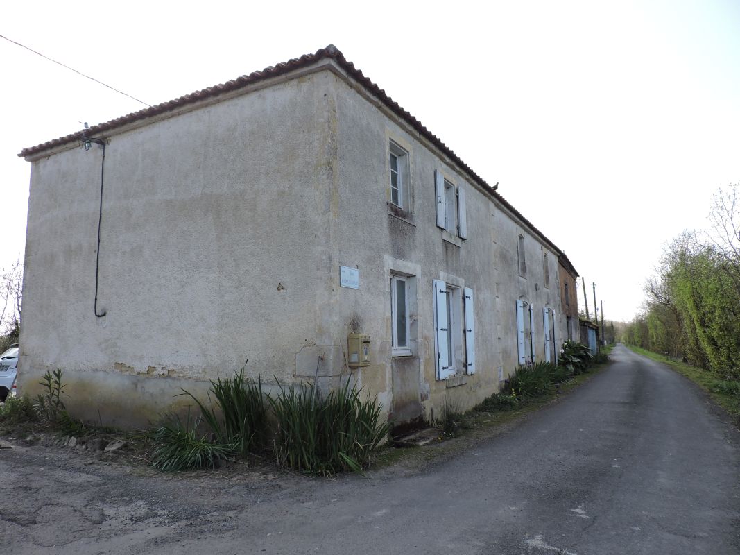 Le logis vu depuis l'est.