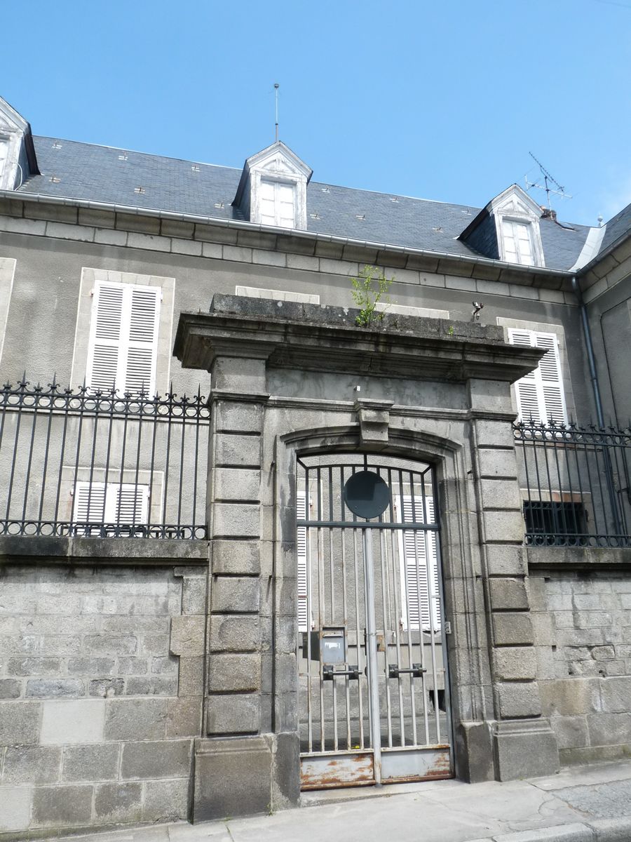 Vue générale du portail donnant accès à la cour, du côté de la rue Saint-Jean.