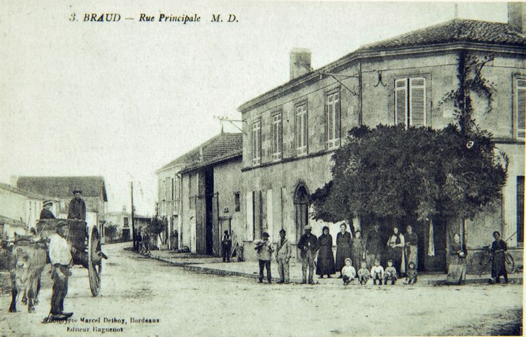 Carte postale, début 20e siècle : maison à la jonction des deux voies principales.