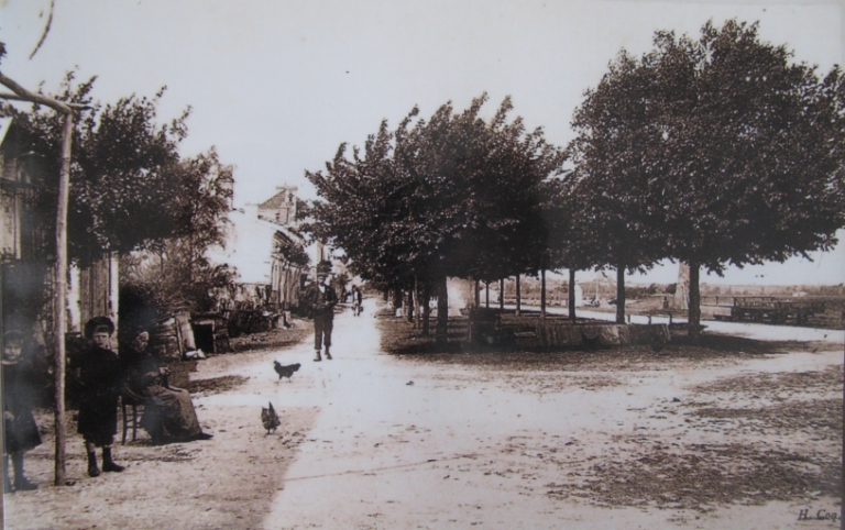 Port-Maubert sur une carte postale vers 1900 prise depuis l'ancienne auberge, actuel 68 rue des Pêcheurs.