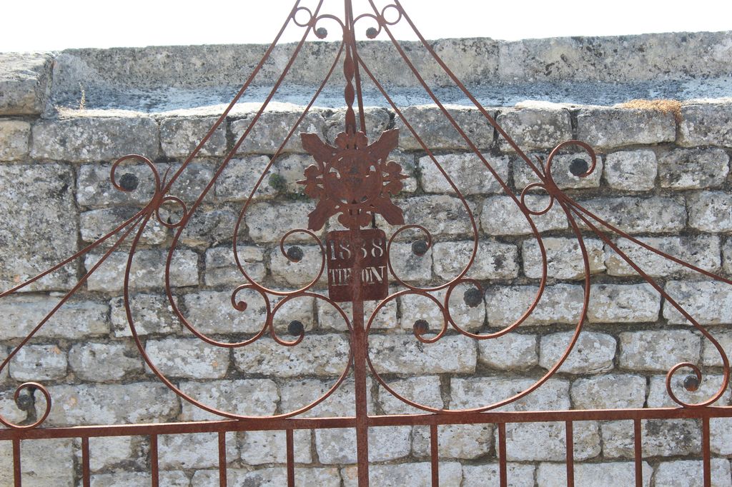 Tombes avec grille métallique : détail de la date 1888 et du nom TIFON ( ?).