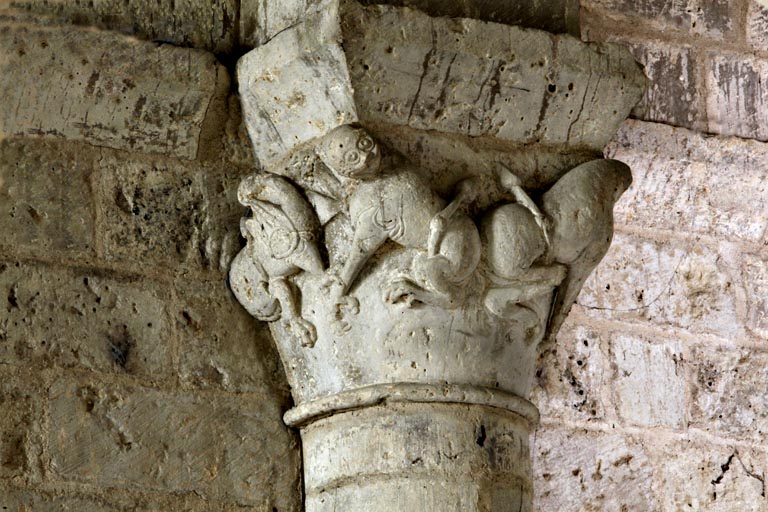 Mur nord, deuxième colonne, chapiteau : deux lions affrontés à deux monstres ailés à tête d'oiseau et corps de lion.