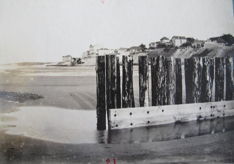 Photographie du front de mer et de la plage de Soulac, épi en construction : 25 novembre 1928.