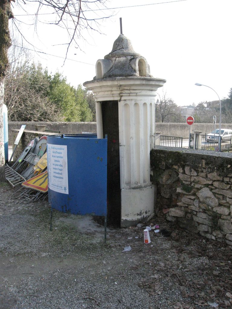 Placette à l'entrée de la rue Roger-Toziny : urinoir.