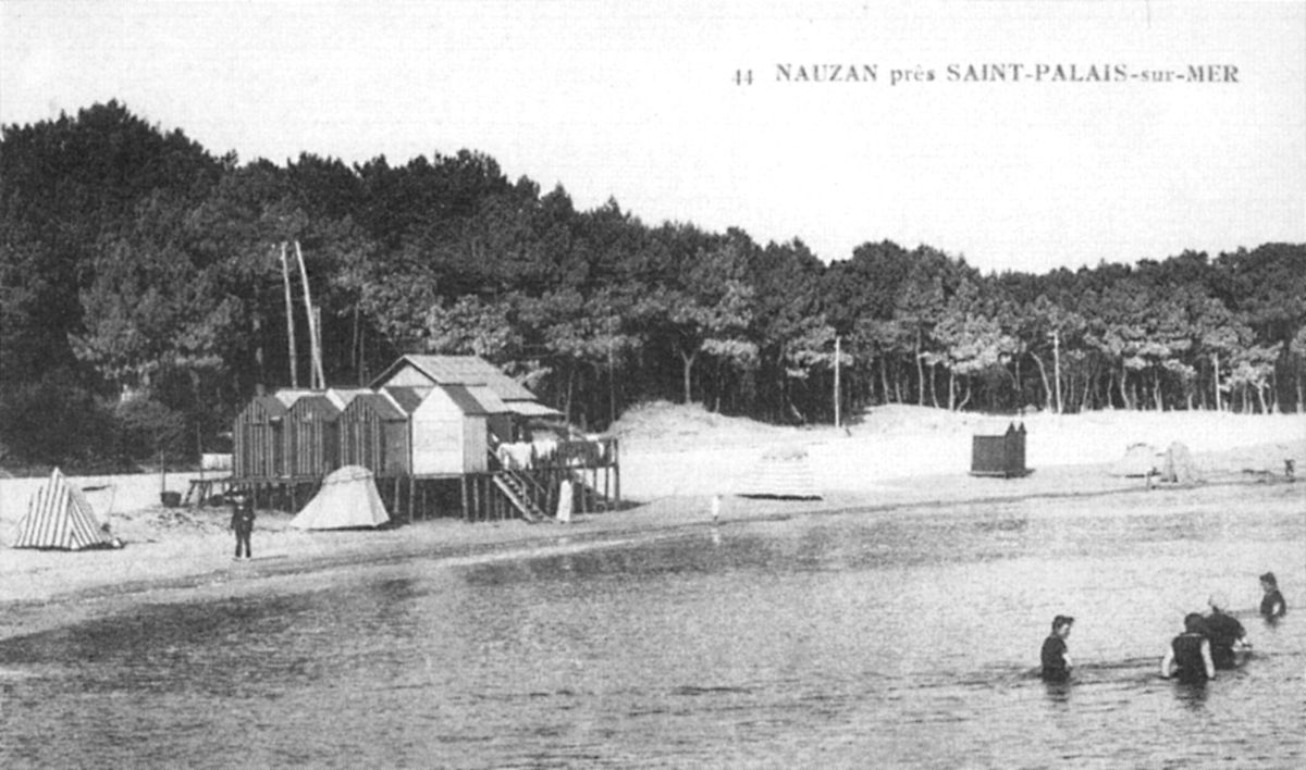 Premières cabines de bains sur la plage de Nauzan dans les années 1930.