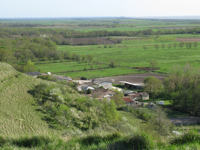 Le hameau de Beaumont, les marais et l'estuaire jusqu'à Blaye vus depuis la tour de Beaumont.