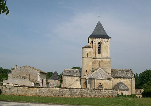 L'église Saint-Maixent vue depuis l'est.
