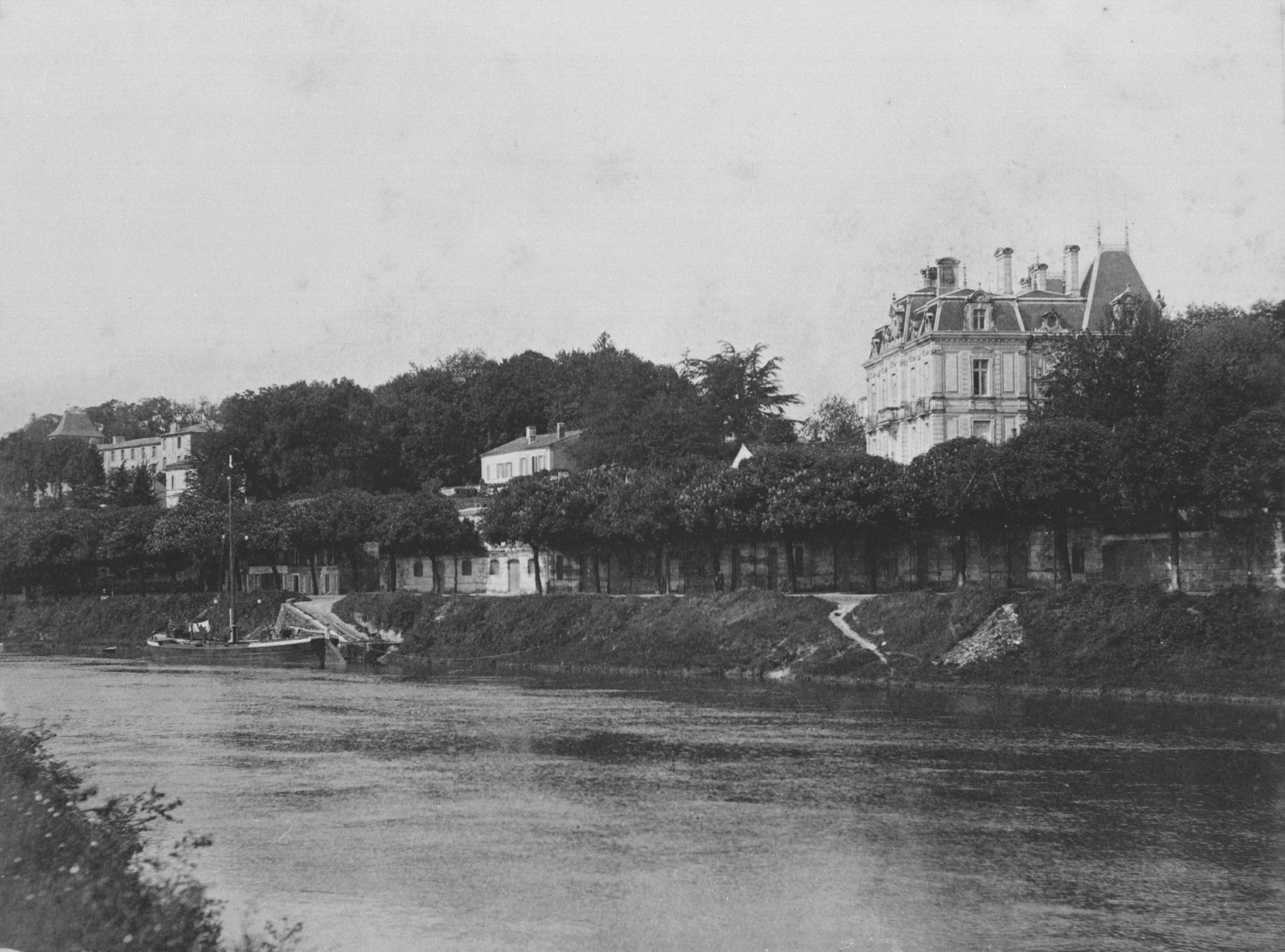 Le quai de l'Yser avec la cale située devant la maison de cognac Rouyer-Guillet, cliché Proust, 1900.