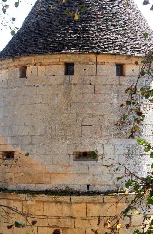 Enceinte du château, détail de la partie supérieure de la tour occidentale autrefois dotée d'un évier intérieur (baie en plein-cintre murée au-dessus de la canonnière et conduit d'évacuation des eaux usées placées en dessous de celle-ci).