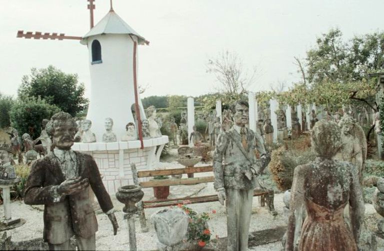 Statues photographiées en 2000.