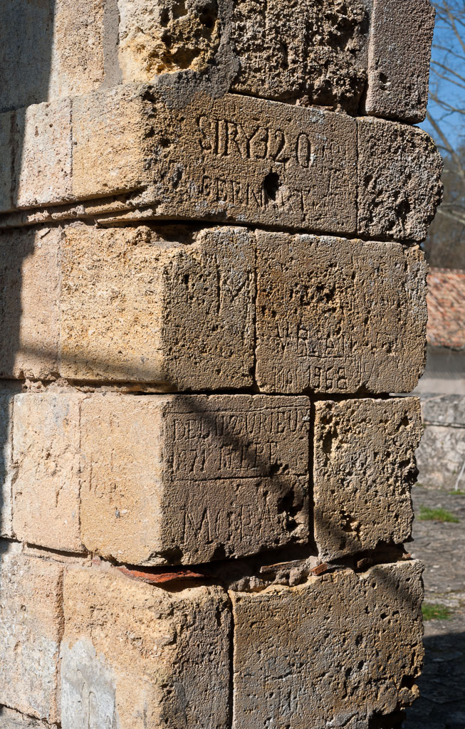 Corps de garde de la Mer : détail d'un pilier (état avant restauration).