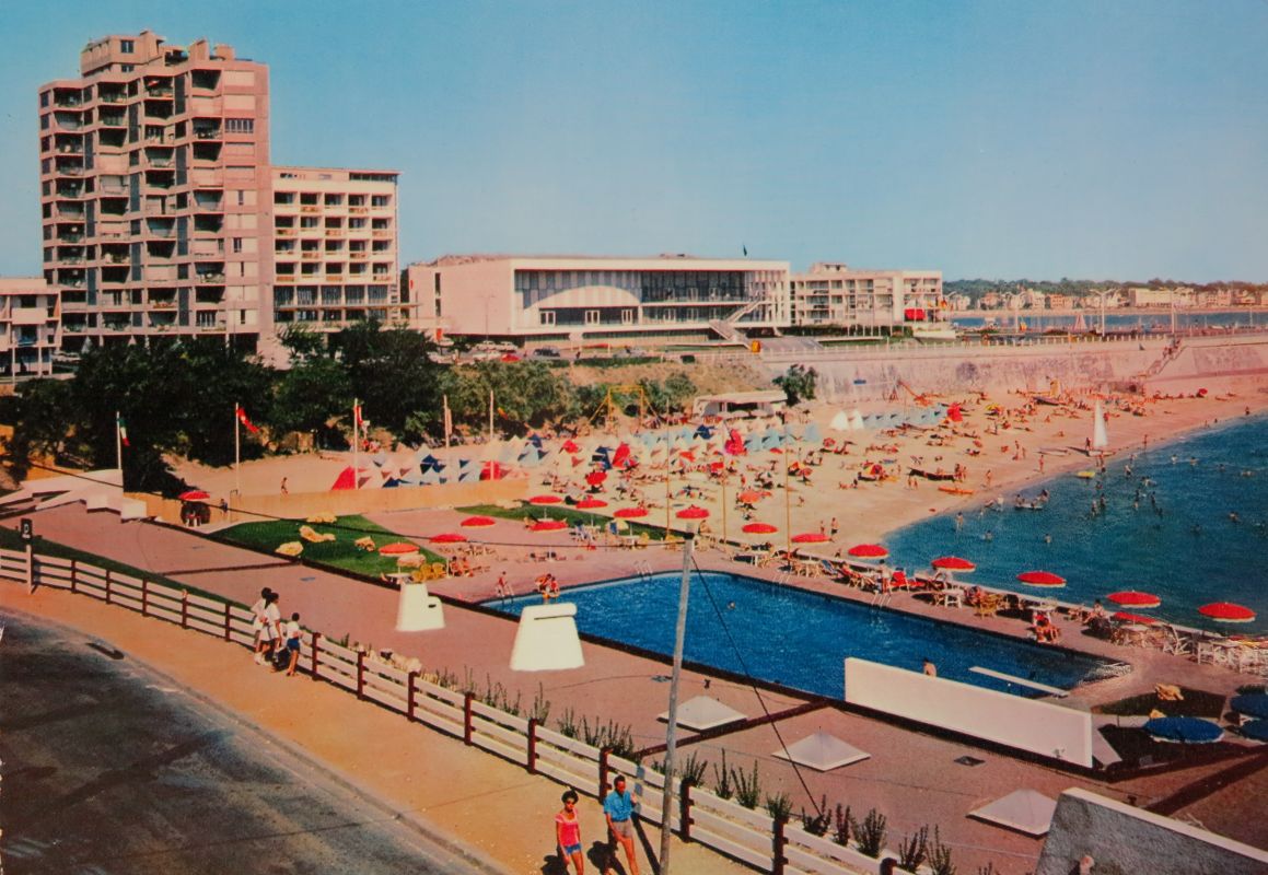 La façade, la plage et la piscine de Foncillon vers 1975.