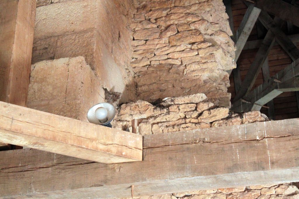 Grand corps de logis, aile est, étage de comble, mur de refend : détail du faux-entrait (arraché) pris dans la maçonnerie du côté ouest de la souche de cheminée.