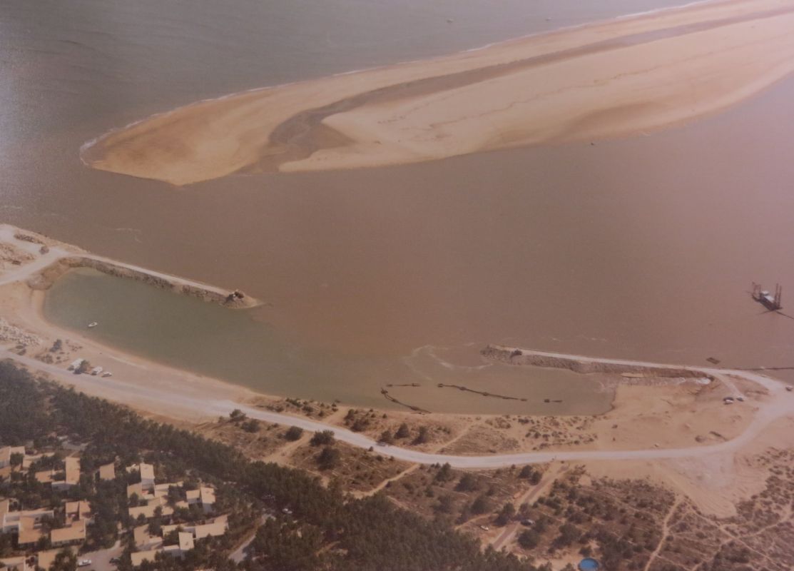 Vue aérienne du port en cours d'aménagement, juin-juillet 1977.