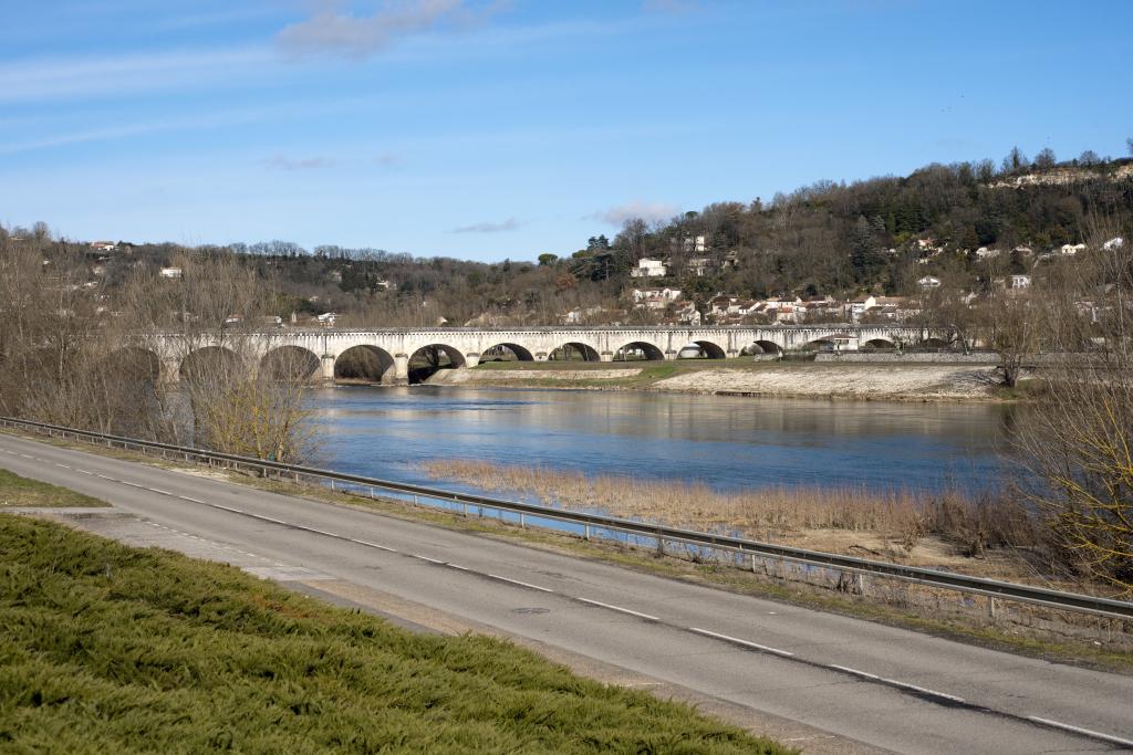 Vue du pont canal d'Agen depuis la rive gauche de la Garonne au sud.