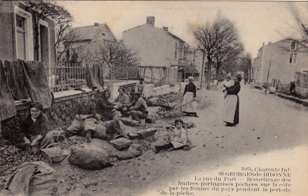 Retour de la pêche aux huîtres au début du 20e siècle, rue du Port.