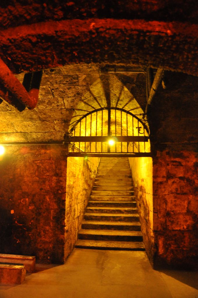 Escalier d'accès aux caveaux.