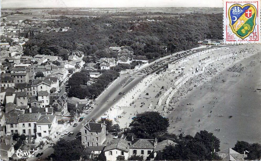 Vue aérienne de la plage, du bourg et de la forêt de Suzac vers 1960.