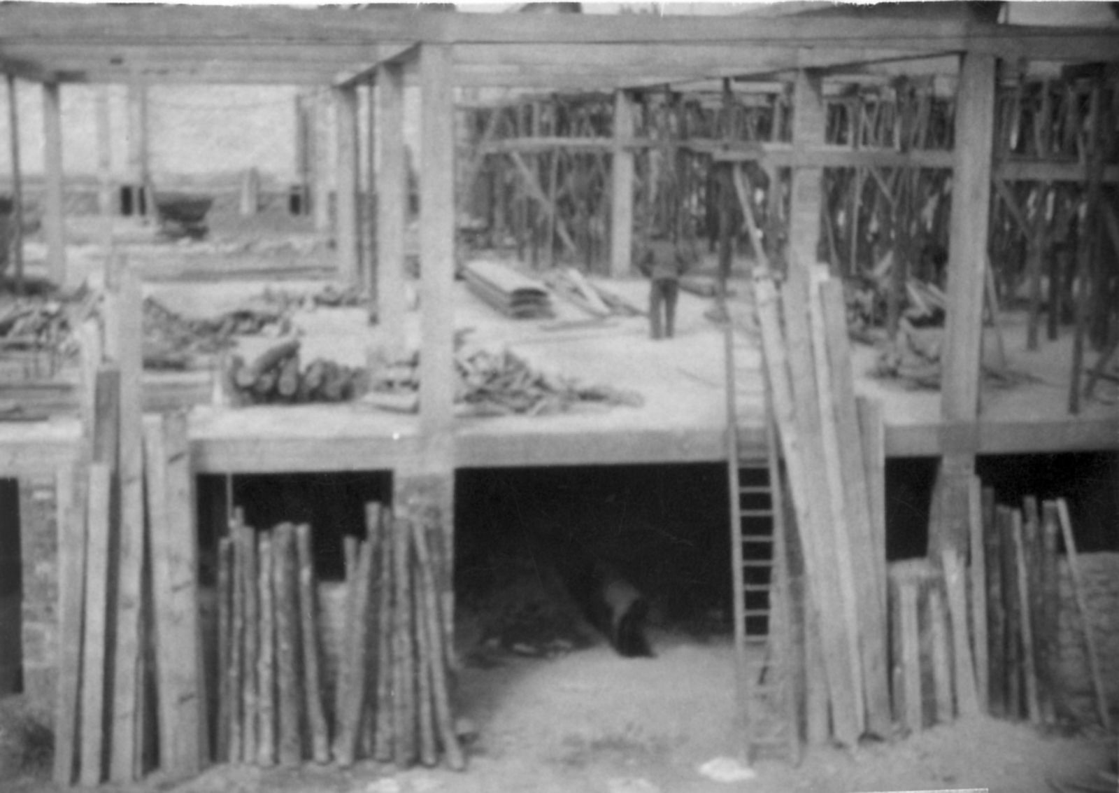 La reconstruction de l'usine Sallandrouze, dès 1948. Les sheds en cours de construction, avec leur structure en béton armé sur pilotis (coll. part.)
