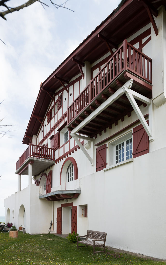 Vue de la façade sur l'océan et de ses balcons.