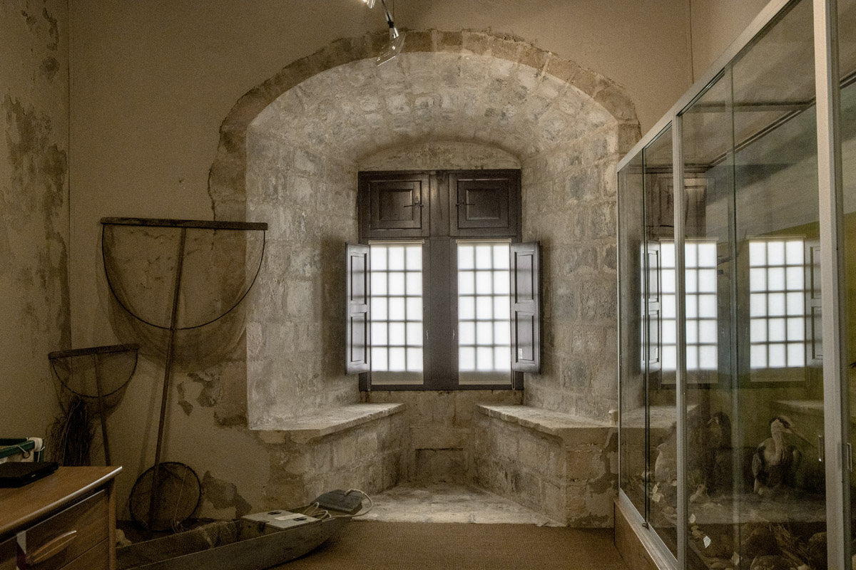Premier étage du donjon : fenêtre à coussièges, ou bancs de veille, datant de la transformation au 15e siècle.